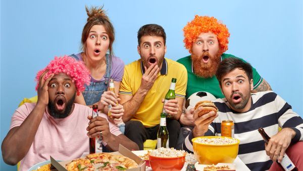 أضرار تناول الوجبات السريعة أثناء مشاهدة مباريات كأس العالم