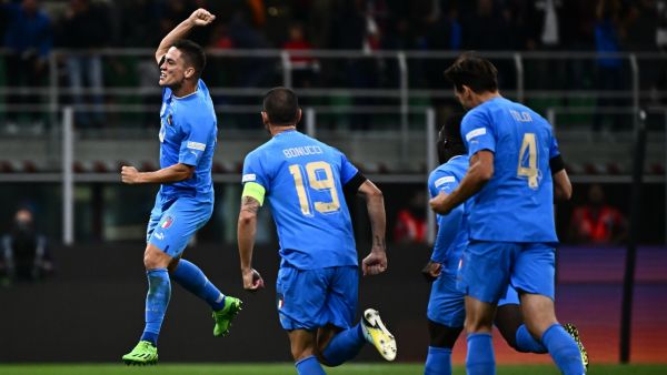 راسبادوري (يسار) يقود إيطاليا للتفوق على إنجلترا (المصدر: أ ف ب) راسبادوري (يسار) يقود إيطاليا للتفوق على إنجلترا (المصدر: أ ف ب)