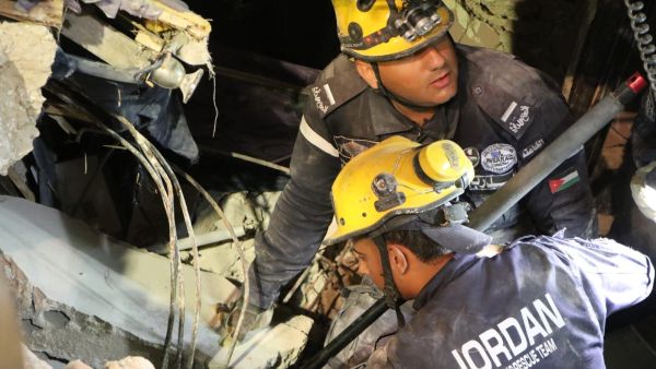 وبهذه الحصيلة يصل عدد الضحايا في عمارة اللويبدة المنهارة الى  13 وفاة و10 إصابات، حتى الآن.