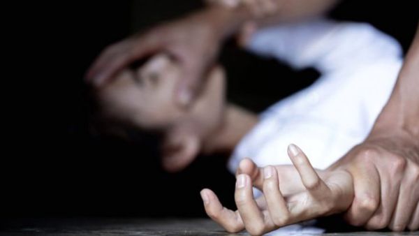 ضرب زوجته (40 عاماً) بآلة حادة خلف الرأس، ثم بدا في خنق أطفاله الثلاثة، 15 عاماً وتوأم عمره 12 عاماً