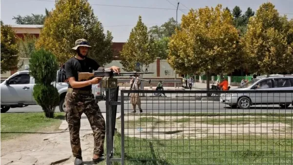 مسلحا مجهولا قام بتفجير عبوة ناسفة على مقربة من مدخل القنصلية الروسية