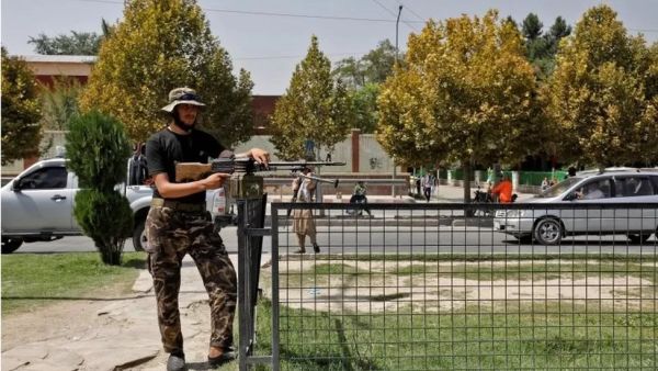 مسلحا مجهولا قام بتفجير عبوة ناسفة على مقربة من مدخل القنصلية الروسية