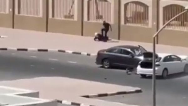 كويتي يضرب زوجته في الشارع