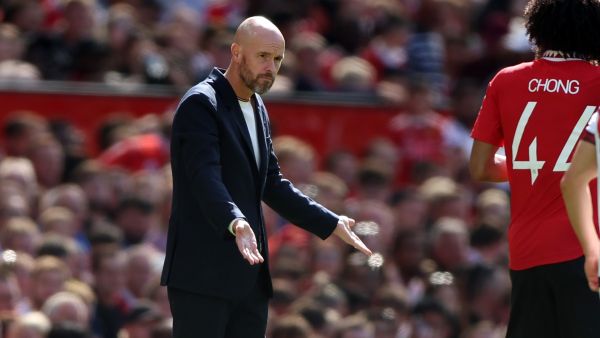 تين هاغ يقود مانشستر يونايتد اليوم أمام آرسنال (المصدر: أ ف ب)