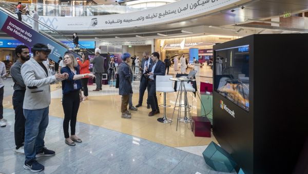 مايكروسوفت تعرض نظارتها الجديدة للواقع المختلط في "ملتقى دبي للميتافيرس"