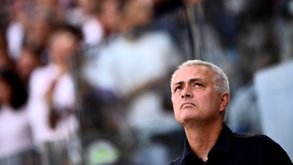 جوزيه مورينيو مطالب بإيجاد حلول مناسبة بعد سقوط روما المحلي أمام أودينيزي 0-4 (المصدر: أ ف ب)