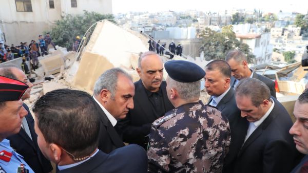 PM Khasawneh talks to the rescue teams at Luwibdeh's building disaster 