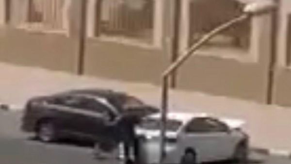 كويتي يعتدي بوحشية على فتاة في الشارع