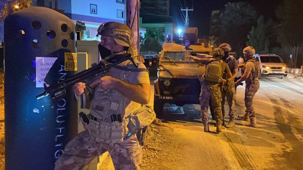 تضاربت الانباء حول نجاح المهاجمين بتفجير السيارة المفخخة 