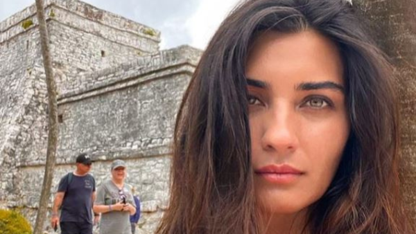 Tuba Büyüküstün's Look From London's Fashion Week
