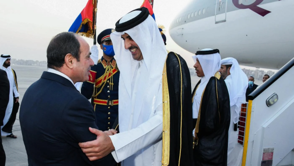 Sheikh Tamim (R) with El Sisi 