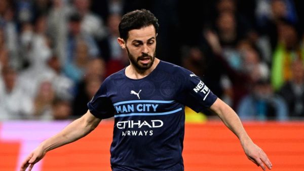 Manchester City's Portuguese midfielder Bernardo Silva vies with Real Madrid's Croatian midfielder Luka Modric (R) during the UEFA Champions League semi-final second leg football match between Real Madrid CF and Manchester City at the Santiago Bernabeu stadium in Madrid on May 4, 2022. (Photo by GABRIEL BOUYS / AFP)