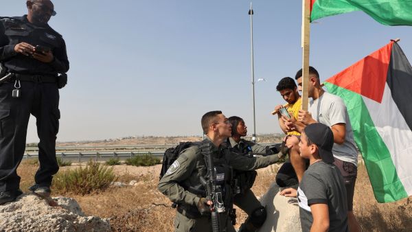 شبان فلسطينيون في مواجهة جنود الإحتلال