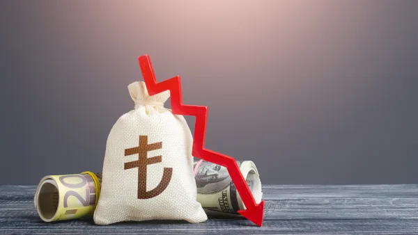 هبوط الليرة التركية لأدنى مستوياتها