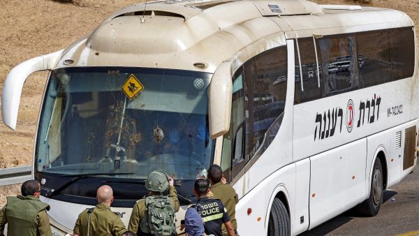 إطلاق النار على حافلة تقل جنودا اسرائيليين