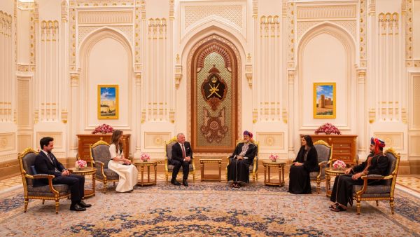 الملكة رانيا تخطف الأنظار بصحبة السيدة الجليلة في مسقط