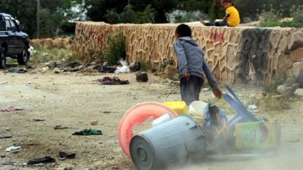 طفل يجمع الخردة من مكبات النفايات