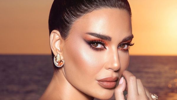 سيرين عبد النور بفساتين برتقالي من الريش بتوقيع رامي القاضي