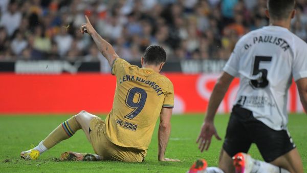 ليفاندوفسكي يتألق ويمنح برشلونة الفوز (المصدر: أ ف ب)
