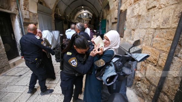 اعتداءات اسرائيلية على الفلسطينيات في القدس - الصورة عن وكالة وفا