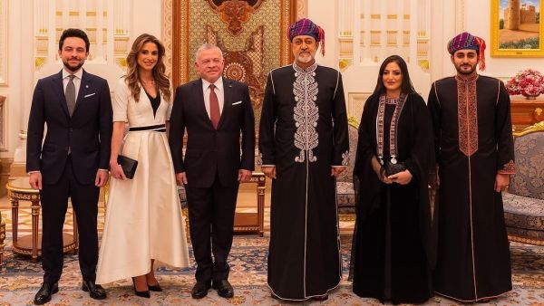 السلطان هيثم وزوجته السيدة عهد في استقبال الملك عبدالله والملكة رانيا والأمير الحسين