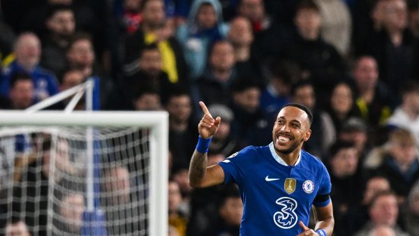 (Photo by Glyn KIRK / AFP) موعد مباراة تشيلسي وأستون فيلا في الدوري الإنجليزي والقنوات الناقلة