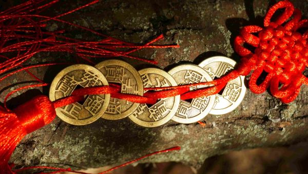 كيف يمكن لعملات فنغ شوي أن تجلب الحظ السعيد