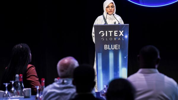 معالي عبدالله بن طوق يسلّط الضوء على الاقتصاد الإماراتي