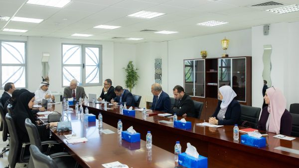جامعة الإمارات وجامعة العين يعززان آفاق التعاون البحثي لخدمة المجتمع