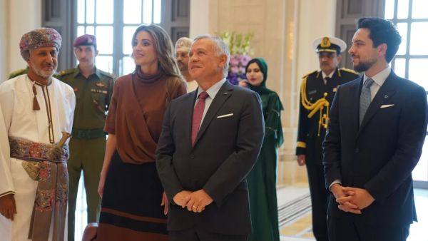 الملك عبدالله الثاني وعائلته في زيارة المتحف الوطني العُماني 