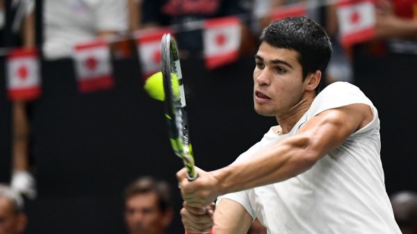 Spain's Carlos Alcaraz returns the ball to Canada's Felix Auger-Aliassime during the group stage men's singles match between Spain and Canada of the Davis Cup tennis tournament at the Fuente San Luis Sports Hall in Valencia, on September 16, 2022. Spain's Davis Cup team will compete in the group stage against Serbia, Canada and South Korea from September 14 to 18. (Photo by Jose Jordan / AFP)