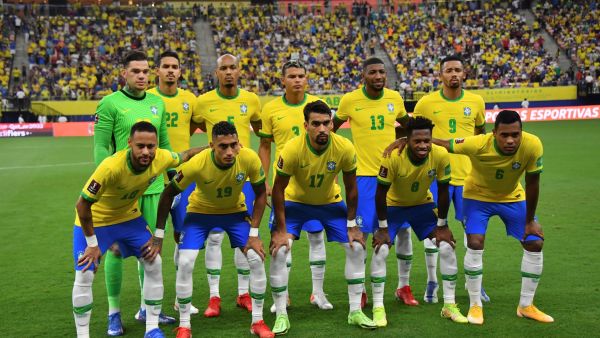 Brazil's football team poses for a picture before the South American qualification football match against Uruguay for the FIFA World Cup Qatar 2022, in Arena Amazonia, Manaus, Brazil, on October 14, 2021. (Photo by NELSON ALMEIDA / AFP)