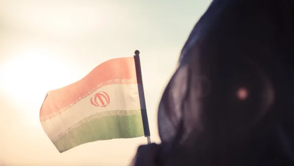 الامن الايراني يعتقل المحتجين في سيارات الاسعاف 
