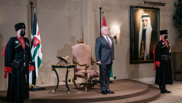 الوزراء يؤدون اليمين الدستورية أمام العاهل الأردني الملك عبد الله الثاني