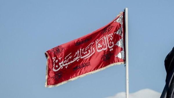 راية القصاص الحمراء على قباب مساجد إيران