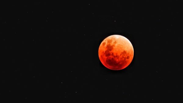 دعاء خسوف القمر الدموي