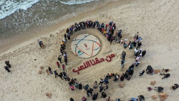 لوحة رملية تذكر العالم بحق أطفال غزة باللعب