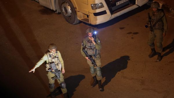 وزعمت اذاعة جيش الاحتلال ان الناشط كان يخطط "لهجوم ارهابي بمركز البلاد"