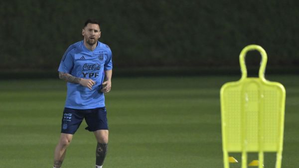 ميسي يتدرب منفرداً (المصدر: أ ف ب)