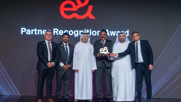 خلال الحدث شركة أيه جي إنجينيرينغ تحصد جائزة أفضل تسليم لمشروع من شركة "اتصالات من e&"