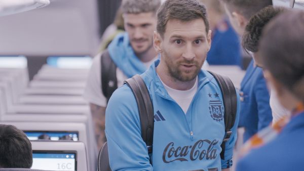 فلاي دبي تعرض طائرتي ماكس 8 بالوان وصور المنتخب الارجنتيني