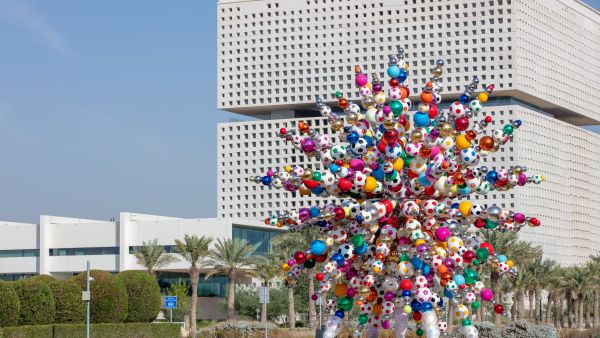 أحدث الأعمال الفنية في مؤسسة قطر تحتفي باستعدادات الدولة لاستضافة كأس العالم FIFA قطر 2022™