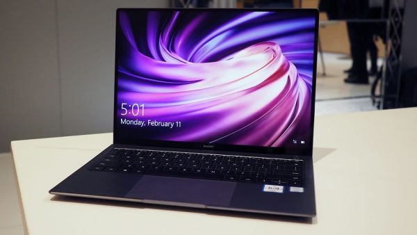 يُعد حاسوبHUAWEI MateBook X Pro المحمول الأنيق والعصري أداة لتغيير قواعد اللعبة ولذلك أطْلَقَ عَلَيْهِ لقب الحاسوب الفائق الأكثر أناقة بأداء رائد وعالي. يُعد جهاز HUAWEI MateBook X Pro هو الحاسوب المحمول الأكثر أناقة والأكثر أداءً وإليكم ثلاثة أسباب تثبت ذلك!