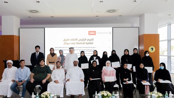خلال الحدث الرئيس الأعلى لجامعة الإمارات يلتقي بالطلبة الفائزين في الفصل الدراسي الثاني 2021 - 2022 م
