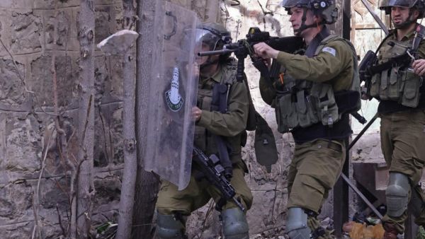 Israeli soldiers fire at Palestinians 