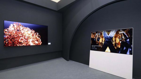 مع سوق NFT متكامل وتوفير دفع آمن ومضمون، تقدم LG Art Lab طريقةً جديدةً وجذابةً للاستمتاع بالفن الرقمي وتداوله على تلفزيونات إل جي المتميزة تلفزيونات إل جي تحول غرفة المعيشة إلى معرض فني رقمي مع منصة NFT جديدة