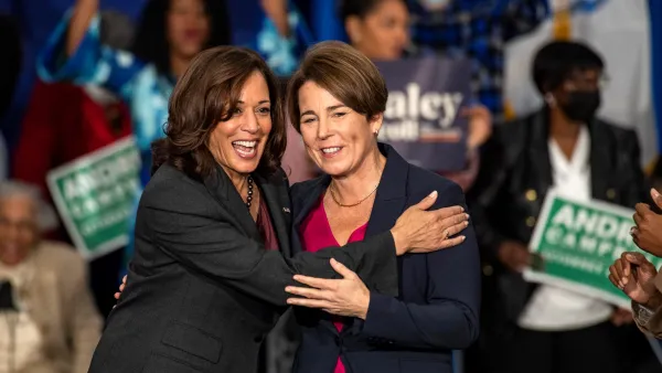 النائبة المثلية في الكونغرس الاميركي Maura Healey  مع نائبة ببايدن  Kamala Harris