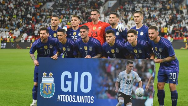 Argentina's players pose for a group picture ahead of the friendly football match between Argentina and the United Arab Emirates at the Mohammed Bin Zayed Stadium in Abu Dhabi, on November 16, 2022. (Photo by Ryan LIM / AFP)