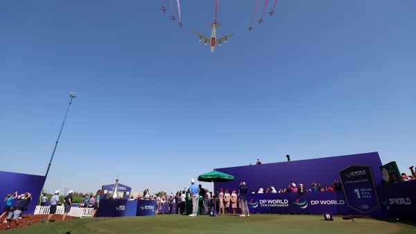 بطولة "دي بي وورلد" للجولف تنطلق بعرض جوي مذهل طائرة الإمارات A380 وفريق "السهام الحمراء" في أجواء دبي