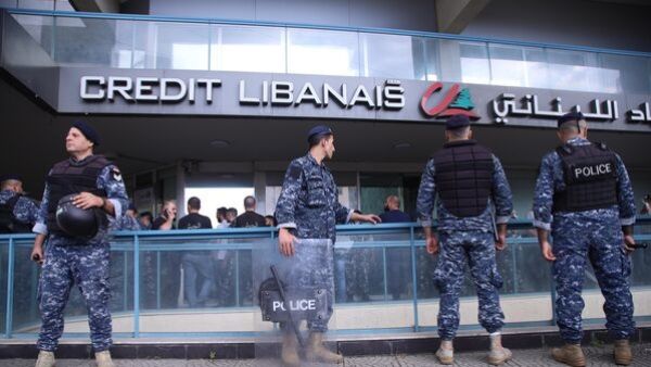 عناصر من الامن اللبناني أمام بنك الاعتماد في بيروت